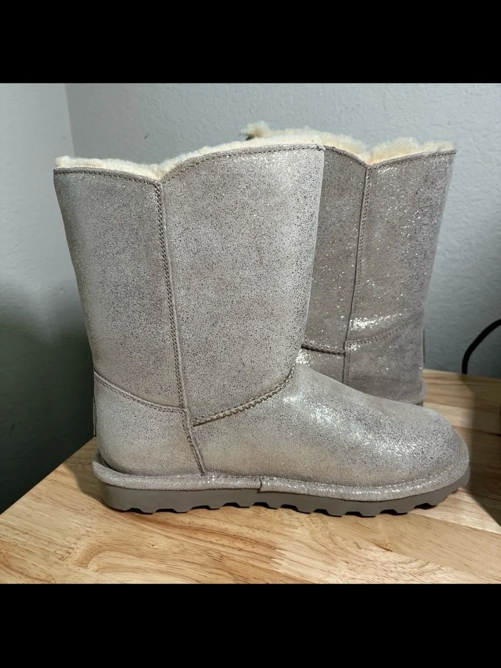 BEARPAW Mariana Fur Metallic Boots Sparkly Tassle NWT Women’s Size 8